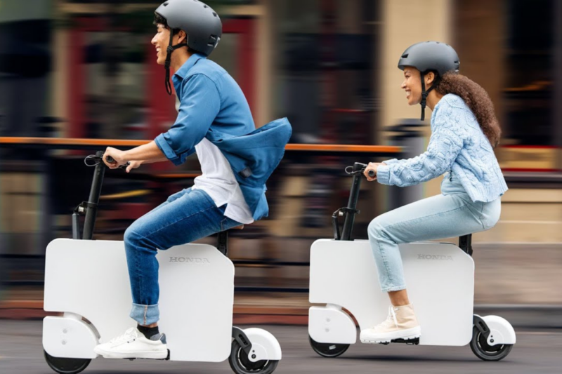 Honda réforme l'industrie automobile Découvrez le scooter ingénieux qui se transforme en boîte-cadeau !