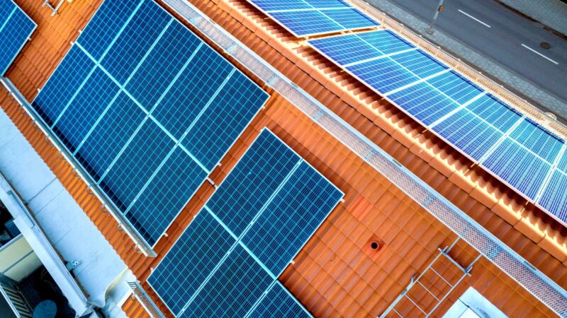 Installer des panneaux solaires et végétaliser son toit