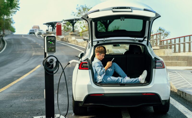 Révélation d'une étude : les voitures électriques posent un risque accru pour les piétons