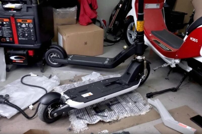 Trottinettes et équipements techniques dans un garage encombré