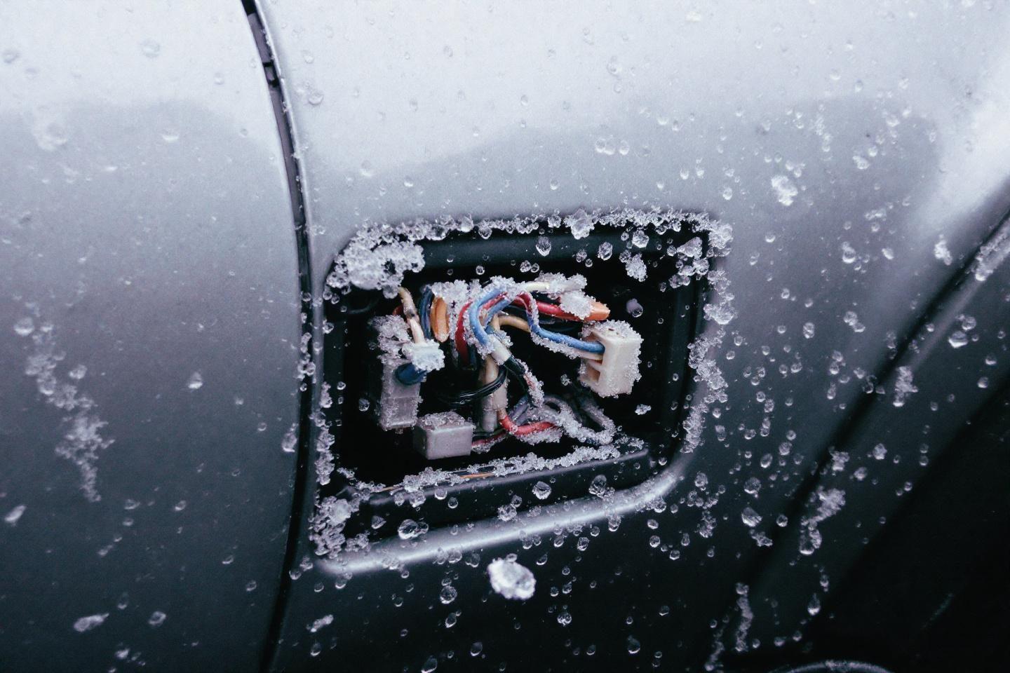 Fils électriques colorés recouverts de glace et de givre
