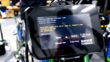 Écran numérique affichant des informations techniques et des codes