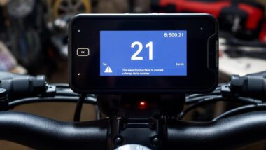 Affichage numérique sur guidon de moto avec avertissement