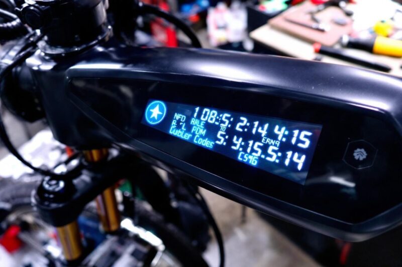 Affichage électronique bleu sur un équipement technologique noir