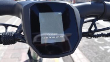 Écran numérique sur guidon de vélo affichant un message