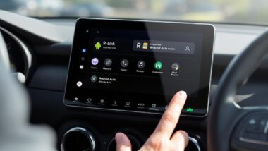 Main utilisant un système de navigation embarqué dans un véhicule