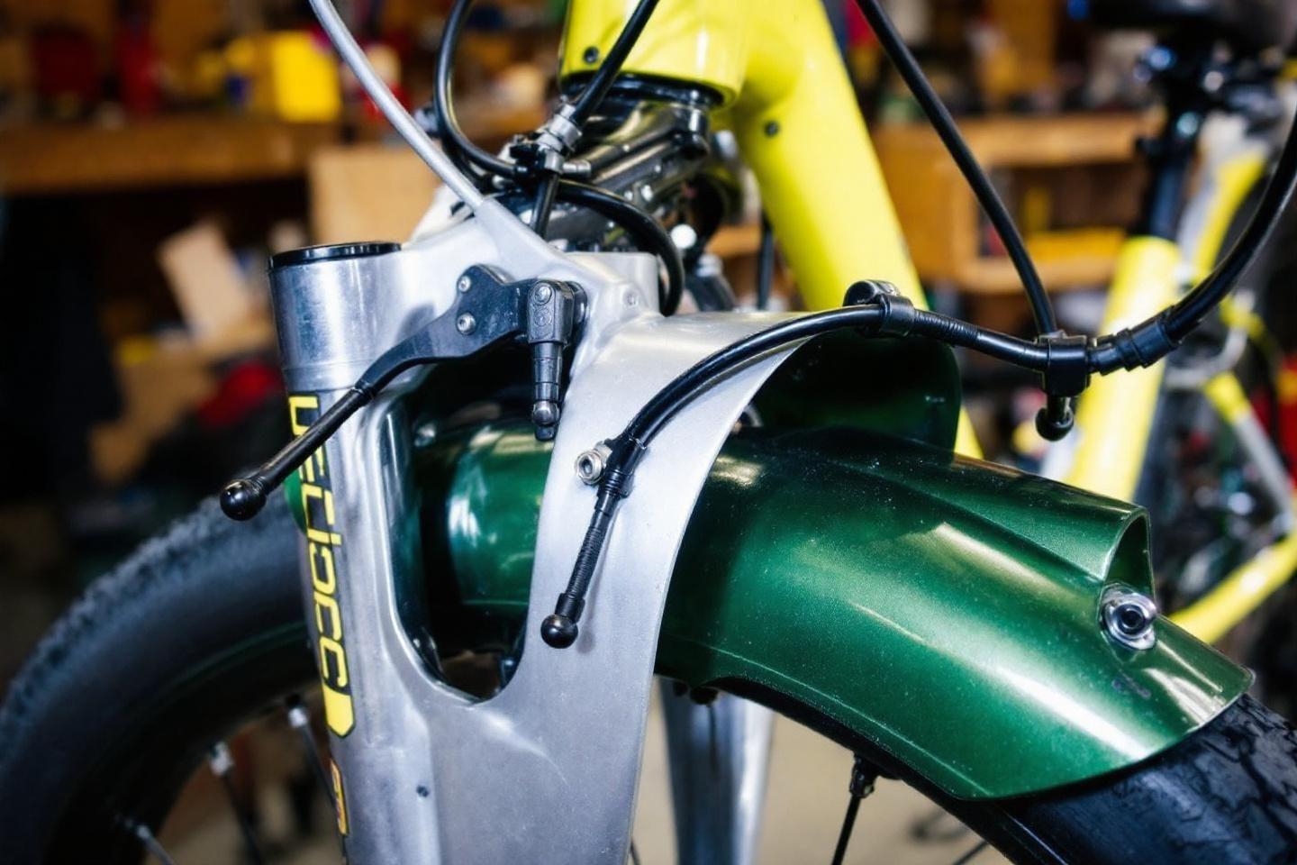 Gros plan sur le cadre et le guidon d'un VTT