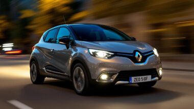 SUV compact Renault Captur en mouvement de nuit