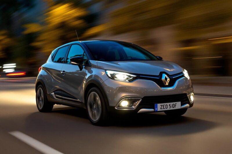 SUV compact Renault Captur en mouvement de nuit