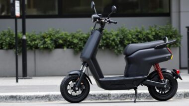 Scooter électrique noir garé sur un trottoir urbain